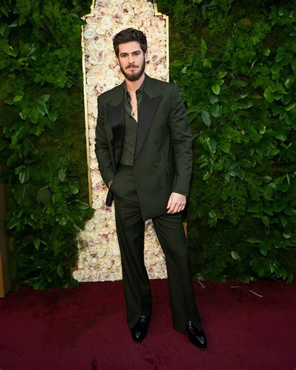 Andrew Garfield on the Golden Globes red carpet in a custom Gucci wool double-breasted tuxedo with a satin lapel designed by Creative Director Sabato De Sarno. | Gucci
