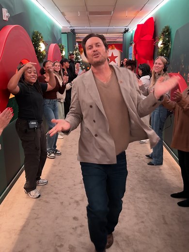 Oliver Hudson understood the assignment with style!