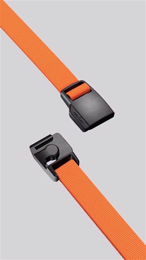 FIDLOCK components on Instagram: "The SNAP helmet buckle 15 dynamic techline guarantees reliable fastening with automatic closure and single-handed use. Magnets guide the parts into position, snapping them into a mechanical lock — perfect for delicate areas or stressful situations like helmet chin straps. Even with gloves, fastening or opening your helmet only takes a moment. And while you see it in classic black here, the dynamic techline is our first fully coloured helmet buckle, now available