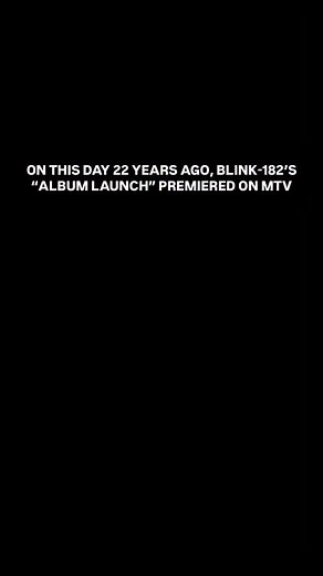 Esattamente 22 anni fa andava in onda su MTV “Album Launch” dei blink-182! 🤘📺 Questo speciale ormai iconico racconta da vicino la nascita del loro album senza titolo del 2003, offrendo uno degli sguardi più interessanti sul processo creativo della band. Un vero must per ogni fan! 🤩 Nel 2020 Mark Hoppus ha rivisto l’episodio con un commento live su Twitch — un contenuto complementare davvero affascinante che aggiunge ancora più contesto a un momento chiave nella storia dei blink-182. È ancora 