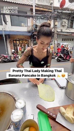 Pretty Thai lady making Thai banana pancake in Bangkok สาวสวยไทย กำลังทำโรตีใบเตยใส่กล้วย ในกรุงเทพฯ 🍌😍📍1,6 Saladaeng Road, Silom, Bangrak, Bangkok #Bangkok #bkk #streetfood | Bangkok Foodie