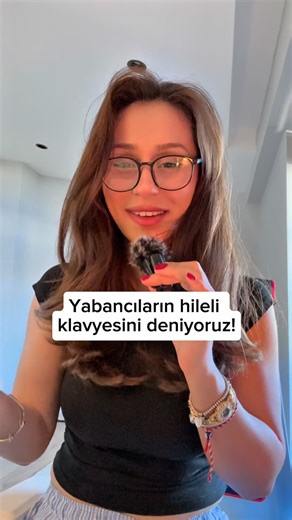 İlayda Bakırcı Kıray on Instagram: "Reklam | Sizce beyaz mı siyah mı? 😊 Yabancıların hileli klavye dediği, hall efektli klavyeleri göstereceğim. Hall Effect anahtarları aslında manyetik alanı algılayarak anında tepki veriyor, bu da özellikle oyun gibi hassas ve hızlı tepki gerektiren durumlar için avantajlı. Bir güzelliği de birden fazla cihaza bağlayabiliyorsunuz. Bende iki renk seçeneği var ama daha bir sürü farklı farklı çok tatlı modelleri var bakmak isterseniz profile koyuyorum! ❤️ @gaming