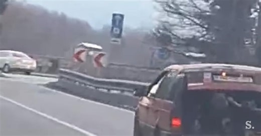 Neobičajen prizor: voznik pri Metliki v prtljažnik naložil preveč drv