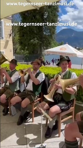 Die Tegernseer Tanzlmusi bei Traumwetter vor der Schlosswirtschaft Tegernsee