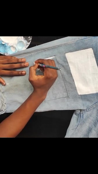 Transformer un vieux jean en quelque chose d'unique et de stylé ! ✨ #ksbloom #225🇨🇮🇨🇮🇨🇮 #custom #diy #customjeans #jeanstransformation #customart #personnalisation