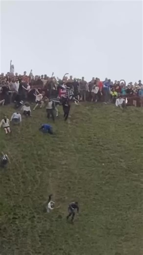 🌟 INSANE ACTION at the 2025 Gloucestershire Cheese Roll! 🧀💨 Watch a man FLY down Cooper’s Hill in front of thousands chasing a wheel of cheese at this wild 600-year-old UK tradition! 😱 Dozens of daredevils raced down the steep 200-yard hill, but it’s not all fun and games—BBC reports two people were rushed to the hospital. 🩺 The condition of the man in the viral video is still unclear. 😬 Big congrats to this year’s champ, German YouTuber Tom Kopke! 🇩🇪🎉 Would YOU brave the hill for chees