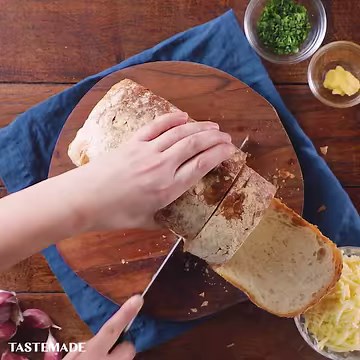 This garlic bread would make a basic grilled cheese jealous. Make Tastemade UK's Garlic Bread Toastie 👉 bit.ly/2RiPHYu | Tastemade