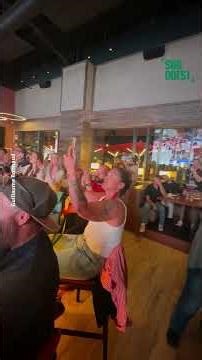 Les supporters des Boxers de Bordeaux exultent après le premier titre du club