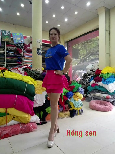 12K views · 248 reactions | Tóc tổ quạ, chân bắp chuối Vừa may xg chưa kịp là. Bạn ấy bửu chụp xem quần váy. Ok Đớp luôn. Ai may thì nhanh tay đặt. Ko là em ko trở tay kịp cho tết đâu( người mẩu bất Đắc dĩ) Đt☎️0395599638 | Dạy Nhảy Shuffle Dane cơ bản dễ học | Facebook