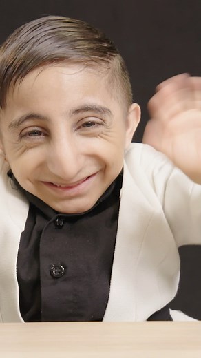 Smallest hands on a person (male) ✋ left hand measures 6.7 cm (2.63 in.) / right hand measures 6.4 cm (2.51 in.) by Afshin Ghaderzadeh 🇮🇷 #smallesthands #hands #guinnessworldrecords #officiallyamazing | Guinness World Records