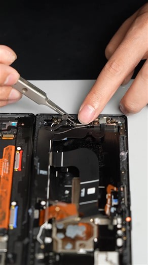 123K views · 1.5K reactions |  Foldable phone screen replacement - handle the hinge with extra care⚠️ | REWA Tech | Facebook