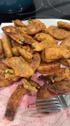 I finally created a delicious batter with fresh milled flour! 🙌🏻🙌🏻 this is perfect for bell peppers, dill pickles, chicken…anything you want to try. You can also play with the seasonings to fit whatever vibe you’re going for. FULL RECIPE (this reflects my updates to account for moisture) 3/4 cup fresh milled flour (I recommend using hard white, hard red, or spelt) 1/3 cup cornstarch 2 tsp baking powder 1 tsp salt 1 cup ice cold water, club soda, or you could even use beer Spice blend 👇🏻 1/