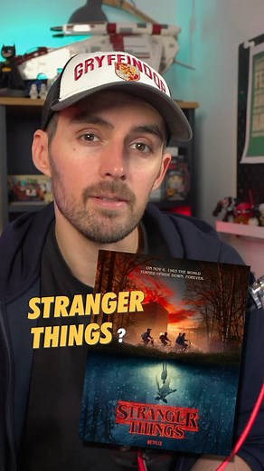 Le projet SECRET qui a inspiré STRANGER THINGS 🤫 Tu connais l’histoire qui a inspiré Stranger Things ? Entre les années 50 et 70, un programme secret du nom de projet MK-Ultra mené par la CIA avait pour objectif d’expérimenter le contrôle de l’esprit humain avec différentes drogues, souvent sans le consentement des sujets. Rendu public au milieu des années 70, ce programme a fait naître bon nombre de fantasmes autour des expériences réalisées. C’est ainsi que dans les années 80 naît le projet M