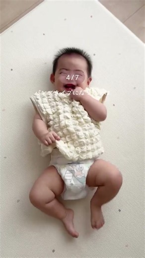 寝返りが始まった赤ちゃんのおむつ替えが大変…🥹 そんな時に知っておきたい、寝返り対策の育児ハック✨