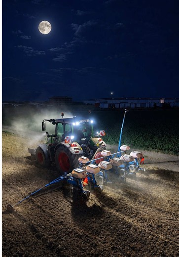 Semis nocturne des derniers maïs en Alsace