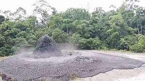 Schlammvulkan entlädt sich in die Luft