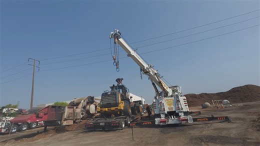 拖车运输卡特彼勒轮式装载机