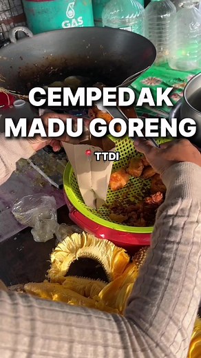 The sound of krup krap, the smell of wangi cempedak, and the sweetness that lingers — You’ll find Cempedak Madu Goreng by Ina just near Masjid At-Taqwa TTDI 🍯🌸 🛻 Street snack done right — crispy luar, lemak manis dalam! Jangan main-main, this one sells out fast. 📍Right next to Masjid At-Taqwa TTDI 🕙 Open daily: 10am – 7pm (or until sold out) Don't just scroll — GO TRY. And bring extra cash, 'cause one won’t be enough. #CempedakMaduGoreng #TTDISnackSpot #KLfoodandtravel #SupportLocal #KrupKr