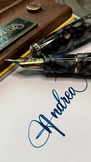 ✒️ Letra “A” #CAlligraphy #pentok #caligrafia #caligrafiaartistica #fountainpen #caligrahypen #caligrafiacontemporanea #plumafuente #letrasliterarias