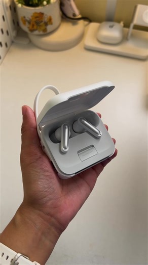Stop choosing between great audio and long battery life. 🎶🔋 The NEW Soundcore P41i delivers deep bass and noise-cancelling immersion. And because we believe in ultimate convenience, its case also functions as a power bank for your phone. Shop now at soundcore.ph! | Soundcore Philippines