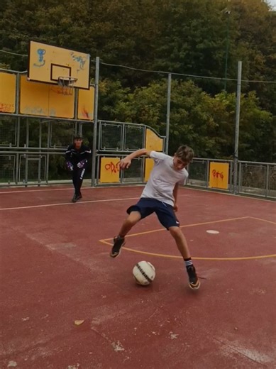 Higuain Segna un Gol Incredibile nel Calcio di Strada
