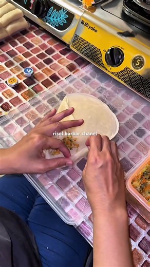 Triangle Spring Rolls, ASMR & Relaxing🩷. #asmrfood #springroll