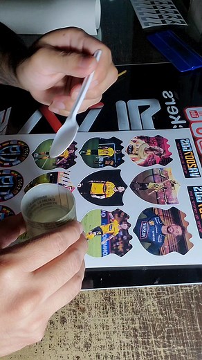 Proceso de elaboración de stickers encapsulados con resina UV de alta resistencia