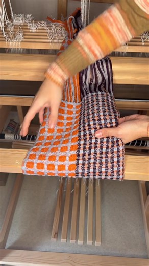 Révélation de mon tissage en deflected double weave, mon premier tissage sur mon métier à tisser à contremarches! Une jolie réussite je trouve, plus qu’à voir ce que ça donne après lavage pour décider quoi en faire, car le deflected double weave change beaucoup au lavage #laine #tissage #tisser #artisanat #metieratisser | Le fil dans l’âme