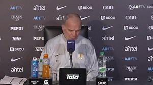 63K views · 375 reactions | "LA MISMA FUERZA DESDE EL PRIMER DÍA PARA SEGUIR EN LA SELECCIÓN HASTA EL MUNDIAL"  El Loco Bielsa confirmó en conferencia de prensa que seguirá siendo el DT de Uruguay  OJO: ¿Estuvo cerca de irse en otro momento? | SportsCenter ESPN | Facebook