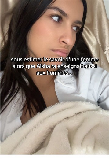 Aisha, qu الله soit satisfait d'elle, était reconnue comme une grande savante de l’islam. Après la mort du Prophète sws, de nombreux compagnons et étudiants venaient lui poser des questions sur le Coran, les hadith et la jurisprudence. Certains hommes apprenaient donc auprès d’elle, mais cela se faisait dans le respect des règles de pudeur, souvent derrière un voile ou un rideau. Elle est d’ailleurs l’une des personnes qui a rapporté le plus de hadiths et elle a joué un rôle très important dans 
