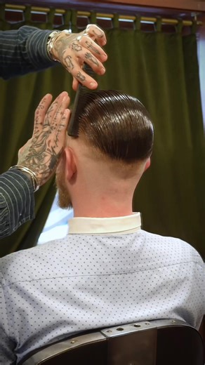 Slick Back – Peaky Blinders Style. Built to last. A sharp slick back hairstyle inspired by the Peaky Blinders era, paired with a high skin fade cut clean and precise. Strong shape on top, tight fade on the sides, and a finish that holds all day without looking overstyled. This is classic men’s hair with attitude. Rugged, structured, and timeless. No trends, no softness – just proper barbering for men who want a haircut that looks powerful, confident, and masculine. Crafted in a traditional barbe