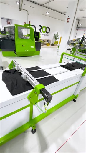 ROQ FOLD, ROQ PACK and ROQ LABEL operating together at the ROQ Tech Centre. A workflow designed for garment folding, bagging and labelling within a controlled, automated sequence. In a real production setup, each module contributes to a predictable process: folding, packaging and labelling performed with consistency, pace and repeatability. This integration reflects the importance of treating post-print processes with the same level of precision as printing itself. This demonstration shows how f