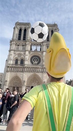 فوزي موزي عند نوتردام ⛪🇫🇷 طبطب الطابة #اكسبلور #paris #france #notredame #travel