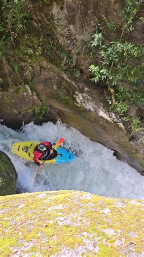 ʙᴏʏᴅ ʀᴜᴘᴘᴇʟᴛ on Instagram: "With a well timed stroke and quadrant shift, you can boof even the most technical lips with ease, like this one on low water Río Nevado in Chile that also lands behind a rock just hidden from view. @puconkayakretreat #jkFlow"