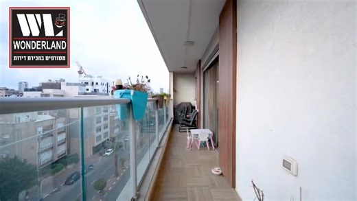 המטורפים עם הדירה שאי אפשר להתעלם ממנה בלב רמת גן! 🔥 אז בואו נתחיל מהאמת הפשוטה: זה הבניין הכי יפה ברחוב. בהתחייבות. לובי גבוה, מושקע ומעוצב, חניון תת־קרקעי מפואר, חדר עגלות ואופניים — סטנדרט שלא רואים כל יום במרכז העיר. 🏡 דירת 4 חדרים — 90 מ"ר של תכנון פנטסטי: ▪️ קומה 5 גבוהה ▪️ 14 מ"ר מרפסת שמש מערבית עם נוף פתוח ושקיעות שמרגישות כמו חו"ל ▪️ 2 כיווני אוויר — מערב ודרום — מלא אור ואוויר טוב ▪️ מבנה ריבועי, מנוצל מושלם ▪️ סלון מרווח עם פינת אוכל שגורמת לך לרצות לארח כל שבת ▪️ מטבח משודרג עם המ