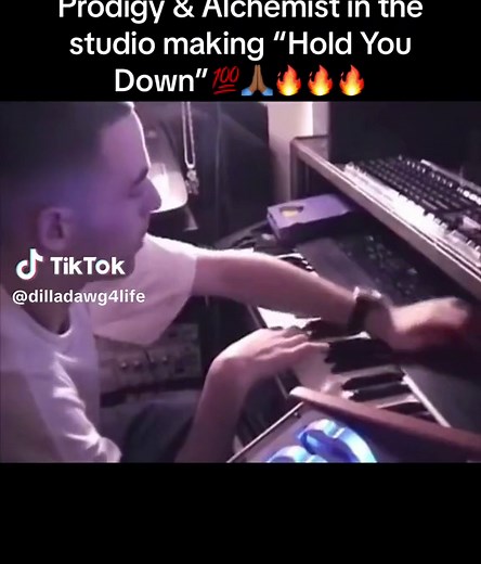 Such a legendary gem. R.I.P. Prodigy💯🙏🏾❤️ #thealchemist #prodigy #ninasky #illaghee #holdyoudown #1stinfantry #hiphop #classichiphop #hiphopproducer #studiosession #fypシ #foryou