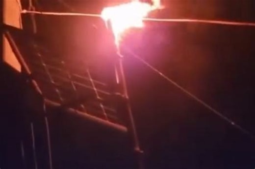 俄媒曝：印度男子晚上举火把试图给太阳能板充电