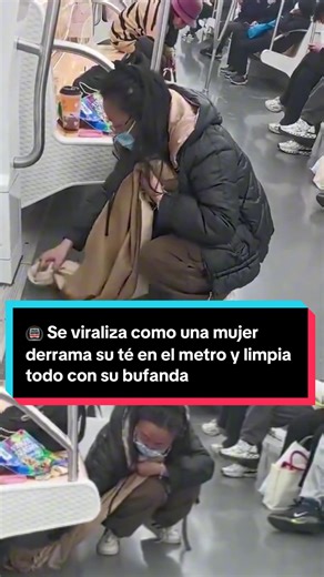 Mujer limpia té en metro con su bufanda en Kunshan