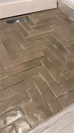 Pose chevron, parfaite dans une entrée #carreleur#céramique #motifchevron#renovation#montreal