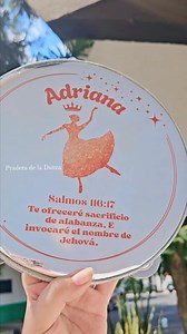 ¿Ya has visto esta hermosa creación de pandero Kairos personalizado? ❤️🥺 Lo mejor para Dios y qué mejor forma que con un hermoso pandero Kairos personalizado. Los mejores diseños los encontraras aquí en Pradera de la Danza. 💖 Pregúntanos para más información y corre por el tuyo. ❤️😍🎨💖 | Pradera de la Danza