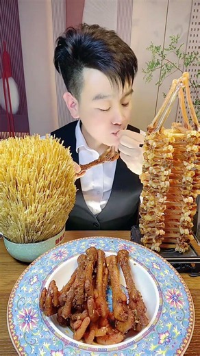 Chinese Delight: An Immersive Chicken Foot Chew Experience