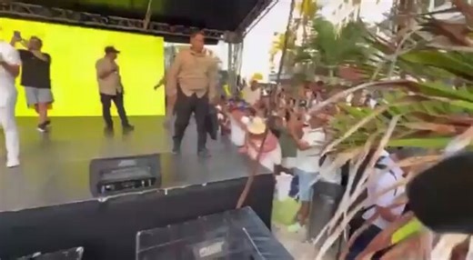 Son capaces de poner al heredero de todo lo mal que estamos viviendo en este país, por encima de 40 para generar pánico y atarlo a la estrategia trasnochada de no bote su voto. Pero este país no se deja engañar. El Tigre sí está en el corazón de los colombianos y será el próximo presidente de Colombia.Firme por la Patria 🫡 🇨🇴