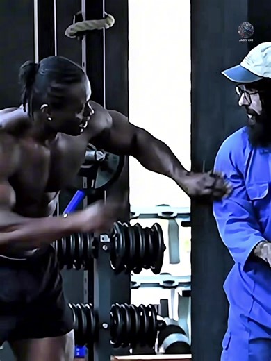 Hilarious Prank in a Gym: Can You Lift This?