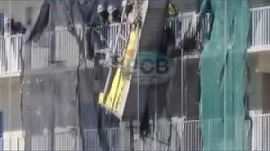 Construction scaffold comes loose on high-rise