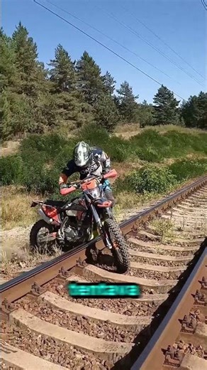 Ele teve a PIOR ideia para atravessar o trilho do trem!