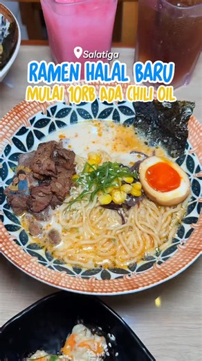 Kuliner Salatiga on Instagram: "RAMEN HALAL BARU DI SALATIGA MULAI 10RB + ADA CHILI OILNYA‼️ Tiap lewat @unoramen.salatiga heran ko rame bener depannya, ternyata sistemnya tu waiting list, area kasirnya kecil jd kudu gantian sambil nunggu kita bs tulis pesanan trs tinggal ke kasir & bayar👍🏻👍🏻 Area makannya ada 3 lantai full AC, mau lesehan jg ada, vibes Jepangnya dpt bgt dr dekorasi + playlist, mas mbanya jg ramah2💯 Ada 5 varian ramen, kita cobain 3: 🍜 Supreme Miso: creamy, gurih, sedikit 