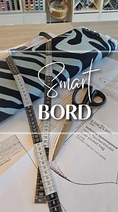Smart klippebord, som har en perfekt arbejdshøjde ✂️ Bordet har rummelige skuffer. Det kan slås sammen, så det ikke fylder unødvendigt. Det står på hjul, som kan låses, så det står fast, når man skal arbejde ved det. Bordets højde er 95 cm. Når klippebordet er slået ud, måler det 100 cm x 180 cm. Når bordet er foldet sammen er det 100 cm x 47 cm. Bordet kommer vi to farver. Grå egelaminat og hvid. https://symaskinetorvet.dk/moebler-til-syvaerelset/ | Symaskine Torvet