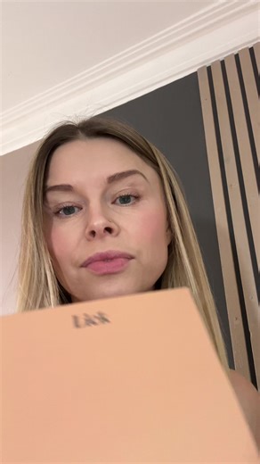 Sampling paint colours for my living room ceiling 🤍 Updating my living space meant testing paint colours. Nothing dramatic in terms of bold or bright colours - just testing a couple of warm, neutral tones to see how they feel in my room alongside the moulded coving, natural light and walnut wood. I’ve chosen the wall paint colours already, but the ceiling definitely got me second guessing! I’m sampling @valsparpaintuk Cinnamon Mocha and @Lick Orange 03 to see which one works best as the light c