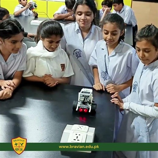 Young robotics engineers of grade 5 and 6 were introduced to the concept of ultrasonic waves.