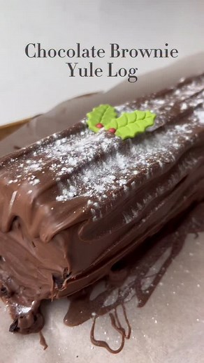 Chocolate Brownie Yule Log 🍫 ✨ I love a Christmassy bake! This is a super easy idea for your Christmas Day/ Christmas get together pudding 😋 All you do is: - chop up your brownie and put it in your mixer to form a dough. (I follow Jane’s brownie recipe) - Roll it out on a baking tray, using cling film. - Put it in the fridge for 10 minutes to slightly harden. - Melt 200g desired filling (could be Nutella, kinder, Biscoff etc) and spread over. - Put in the fridge for another 5-10 minutes. - Tak